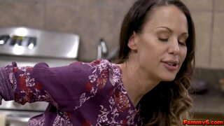 Cho blond fanm Mckenzie Lee vin kèk ADN ki sòti nan jèn stud ak fè l &#039; kom