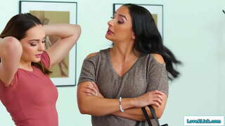 Busty kasuema ja stepdaughter on salajane afäär ja babe hiilib sisse milfs magamistuba ja nad suudlus.Ladina-veljed teda ja ta lakub tema vitt