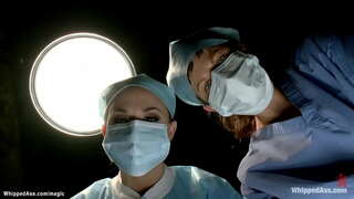 Strapped kwaye gagged kwi-ukhathalelo isitulo brunette lesbian nomonde Cassandra Nix ngu dominated yi-doctor kwi-latex Chanel Preston ke spanked kwi-ulwandiso