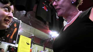 лохі ў бары - спелыя лесбіянкі ифом HDpornvideo