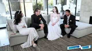 ���ಲಿತ ಔಟ್ ಸಹಾಯ ತಮ್ಮ stepdaughters ಹ್ಯಾಝೆಲ್ ಮೂರ್ ಮತ್ತು Jazmin Luv ಪಡೆಯಲು ಕೆಲವು ಲೈಂಗಿಕ ಜ್ಞಾನ