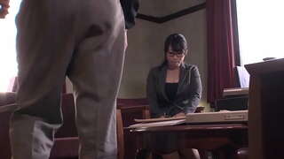 ŏ�爱的日本办公室提供了一个天使打击工作给她的老板之前的湿润她的裙和接收一个休饼