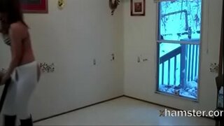 Exhibitionist wiping नाङ्गो लागि स्विपर, जसले skirted!