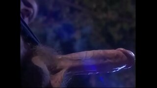 Busty ravenhaired babe i merr të njëpasnjëshëm nga votary si ritual i Djallit kult