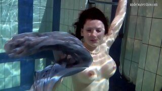 Плаващ красавеца на Пързалката събличане в басейна