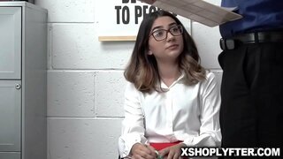 Callie a fost culcat pe partea de sus de masă de birou