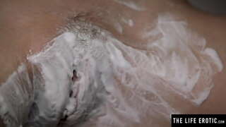 ���ူမ၏မြင်ကြီးမားကလူမူးေဖြစ် shaves သူမ၏အမွေးလာျနှင့် masturbates